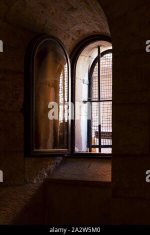 Finestra in una vecchia chiesa. San Giuseppe chiesa, Nazaret, Israele. Dettagli Foto Stock