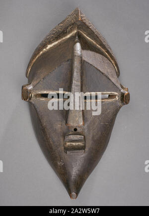 Maschera facciale per Ngongo iniziazione, Dinga persone, Lwalu persone, 1900-1940, legno, pigmento, 14 x 8 x 6-1/4 in., Arte Africana Foto Stock