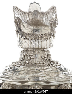 Goelet Cup Racing per le golette, Charles Osborne, Designer (americana), Tiffany & Co., fabbricante (americana), 1885, argento, 29 x 13 x 12 in., inscritto, inciso in corrispondenza del collo al di sotto del tubo di lancio: Goelet Cup 1885 stampigliato sulla parte inferiore del piede: TIFFANY & CO, 8487 M 8183, Sterling.argento inscritto, inciso sotto il piede in flusso script: Il Goelet Cup per le golette, Agosto 3rd. Newport 1885. Ha vinto dalla fortuna. Voci, Rambler, Fortuna, Estrelle, intrepida, Montauk, Clytie, Mohicano, temoli, Clio, Arti Decorative Foto Stock