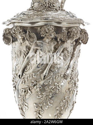 Goelet Cup Racing per le golette, Charles Osborne, Designer (americana), Tiffany & Co., fabbricante (americana), 1885, argento, 29 x 13 x 12 in., inscritto, inciso in corrispondenza del collo al di sotto del tubo di lancio: Goelet Cup 1885 stampigliato sulla parte inferiore del piede: TIFFANY & CO, 8487 M 8183, Sterling.argento inscritto, inciso sotto il piede in flusso script: Il Goelet Cup per le golette, Agosto 3rd. Newport 1885. Ha vinto dalla fortuna. Voci, Rambler, Fortuna, Estrelle, intrepida, Montauk, Clytie, Mohicano, temoli, Clio, Arti Decorative Foto Stock