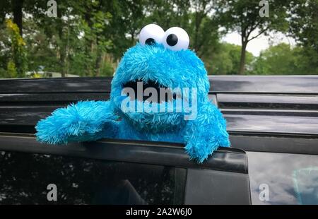 Cookie Monster, un Muppet sul lungo la televisione per bambini mostrano Sesame Street, sta fumando una sigaretta in un auto a Amsterdam, Paesi Bassi Foto Stock