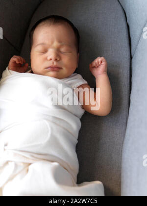 2 settimana di età bambino nella culla Foto Stock