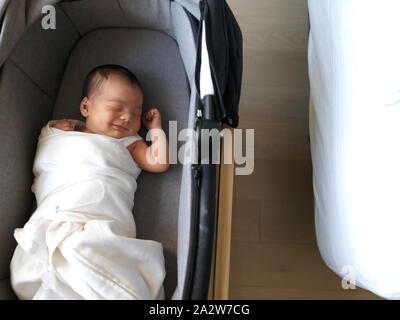 2 settimana di età bambino nella culla Foto Stock