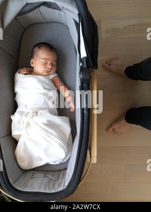 2 settimana di età bambino nella culla Foto Stock