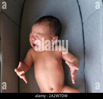 2 settimana di età bambino nella culla Foto Stock