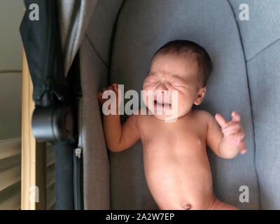 2 settimana di età bambino nella culla Foto Stock