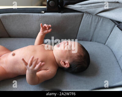 2 settimana di età bambino nella culla Foto Stock