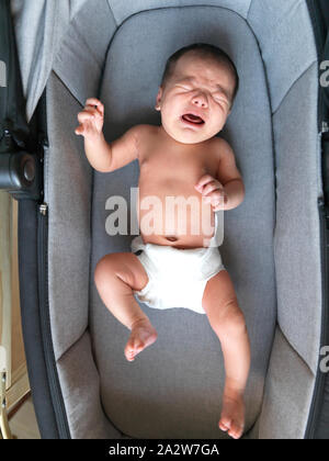 2 settimana di età bambino nella culla Foto Stock