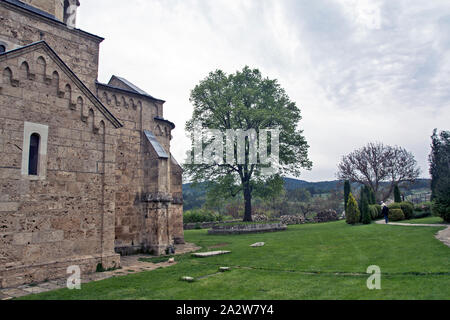 Gradac Monastero, Serbia, Maggio 04, 2019. Il lato e dintorni del monastero eretto nella seconda metà del XIII secolo (circa 1275), sul Foto Stock