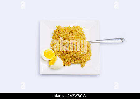 Popolari instant food marca di stir-fried noodles nelle Filippine. Un quartiere alla moda di cottura istantanea noodles filippino per ragazzi e famiglie. Foto Stock