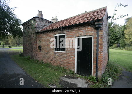 Mattoni vecchi dependance e Water Tower su Georgian Country Estate Foto Stock