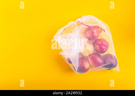 Sacchi di materia tessile con pesche e riutilizzabili di borse per lo shopping per il negozio di generi alimentari, ecologico rifiuti zero e dire di no ai concetti di plastica Foto Stock