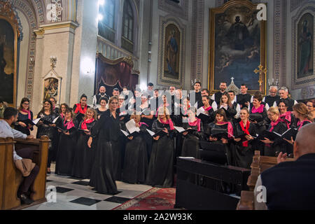 Di Zrenjanin, Serbia, Settembre 28, 2019. Concerto di beneficenza del coro del Reverendo Rafailo Banatsky presso la cattedrale cattolica. Foto Stock