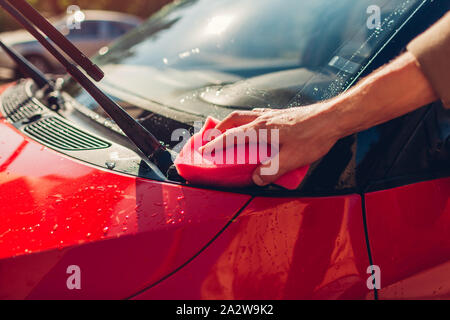 Lavaggio auto. Uomo Macchina di pulizia con spugna saponata all'esterno. Close-up Foto Stock