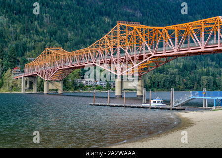 Grande ponte arancione (Bob) sopra il lago di Kootenay, Nelson, British Columbia, Canada Foto Stock