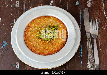 Deliziosi piatti tradizionali dessert turco: Kunefe kadayif con pistacchio e formaggio Foto Stock