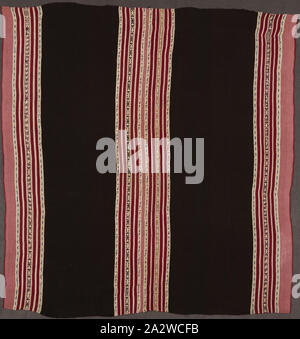 Donna di scialle, Ahuayo, popolo aymara, circa 1850, camelid fibra, 44 x 42-1/4 in., tessile e della moda arte Foto Stock