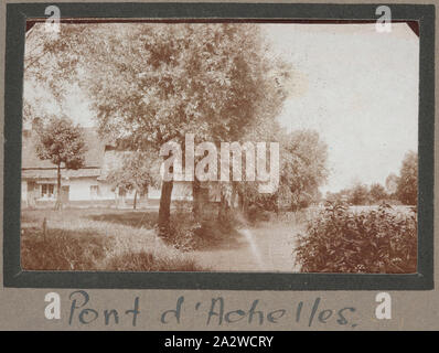 Fotografia - 'Pont d'Achelles', Francia, sergente John Lord, guerra mondiale I, 1916-1917, stampa fotografica in bianco e nero che raffigura una piccola casa colonica francese nelle township di Pont d'Achelles, vicino alla città di Armentières. Pont d'Achelles rimase in mano Alleata dal 16 ottobre 1914 al 11 aprile 1918 quando i tedeschi hanno catturato la città dopo duri combattimenti. Le forze alleate a riconquistare la città il 3 di settembre 1918 Foto Stock