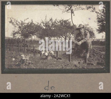 Fotografia - Warloy-Baillon cimitero comunale, Francia, sergente John Lord, guerra mondiale I, 1916-1917, stampa fotografica in bianco e nero che raffigura la, Warloy-Baillon cimitero comunale. Warloy-Baillon è un piccolo villaggio situato nella regione di Somme. Fu solo dieci miglia a est di Warloy-Baillon che l' esercito britannico ha lanciato la Battaglia delle Somme. Per questo motivo molte ambulanze di campo sono stati inviati a Warloy-Baillon prima della battaglia di preparare per l'attacco contro i tedeschi Foto Stock