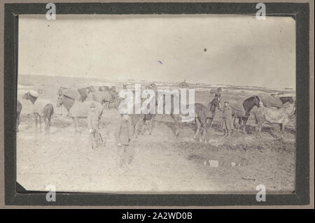 Fotografia - "Quarry schierata', Francia, sergente John Lord, guerra mondiale I, 1916, stampa fotografica in bianco e nero che raffigura la cava schierata situato nella valle tra le città di Bazentin-le-Grand e Montauban, Francia. Montauban è stata attaccata e catturata dalle forze britanniche nel primo giorno della battaglia della Somme, 1 luglio 1916 e rimase in mano Alleata fino al marzo 1918. Come battaglie continua intorno alla città di Montauban, Cava schierata Foto Stock