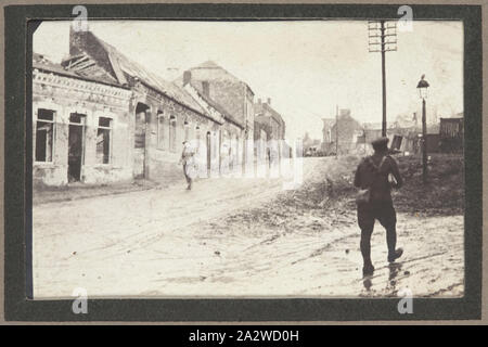 Fotografia - 'Albert', Francia, sergente John Lord, guerra mondiale I, 1916, stampa fotografica in bianco e nero che mostra la parzialmente distrutto strade di Albert.La piccola cittadina francese di Albert è stato utilizzato dalle forze alleate durante il 1916 come principale centro di controllo per la pianificazione della battaglia della Somme. La sede dell'Australian divisioni sono state temporaneamente anche in base all'Albert a causa dei pesanti combattimenti che stava prendendo il luogo vicino a Pozieres Foto Stock