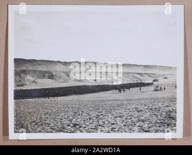 Fotografia - 7° Battaglione su Parade, Egitto, Capitano Edward Albert McKenna, guerra mondiale I, 1914-1915, uno di 139 fotografie in un album dalla prima guerra mondiale sono state probabilmente preso dal capitano Edward Albert McKenna. Le fotografie includono il 7° Battaglione della formazione in campo Mena, Egitto e visite turistiche. Immagine che ritrae le truppe in formazione. Questo è forse un'altra immagine della revisione della Mena Camp da Sir George Reid il 30 dicembre 1914 Foto Stock