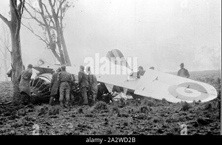 Negativo - Ballarat District, Victoria, pre 1940, un gruppo di persone di ispezionare il relitto del RAAF biplano A5-4 che si è schiantato sul Mt Buninyong il 12 Dic 1939. Sembra esserci una fitta nebbia. Il velivolo è stato un Westland Wapiti Mk.IA consegnati alla Royal Australian Airforce il 29 marzo 1929. La cellula è stato poi recuperato e divenne Instructional cellula No.3 28 Ott 1940 Foto Stock