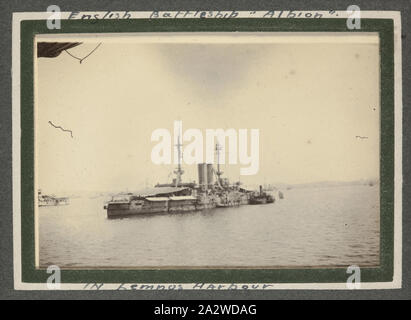 Fotografia - HMS Albion, Lemnos Harbour, Grecia, Trooper George Simpson Millar, guerra mondiale I, 1915, fotografia della corazzata inglese HMS Albion, Lemnos Harbour, Grecia, prese nel 1915. In un album che apparteneva al veteran australiana Trooper George Simpson Millar nel 5° Australian Light House durante la guerra mondiale I. L'album contiene 103 piccole le fotografie in bianco e nero, principalmente di Gallipoli nel 1915 e alcuni di Francia e Belgio. Si ritiene siano stati presi da Trooper George Foto Stock