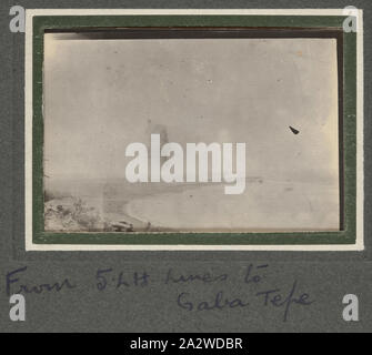 Fotografia - Vista di trincea, Gaba Tepe, Gallipoli, Turchia, Trooper George Simpson Millar, guerra mondiale I, 1915, foto in un album che apparteneva a un veteran australiana nel 5° Australian Light House durante la guerra mondiale I. L'album contiene 103 piccole le fotografie in bianco e nero, principalmente di Gallipoli nel 1915 e alcuni di Francia e Belgio. Si ritiene siano stati presi da Trooper George Simpson Millar, servizio n. 160, 'A' truppa, 'C' Squadron, 5 Australian Light Horse reggimento Foto Stock