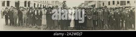 Fotografia - Anzac Day dimostranti, Melbourne, circa trenta, panoramica fotografia in bianco e nero, di dimostranti su Anzac Day, probabilmente preso nel 1930s. Gli uomini e le donne rappresentate sono probabilmente I Guerra Mondiale Veterani Foto Stock