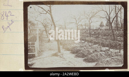 Fotografia - Cimitero, Somme, Francia, sergente John Lord, guerra mondiale I, 1917, uno di 185 fotografie in bianco e nero in un album, adottate in Francia durante la Prima Guerra Mondiale dal sergente John Lord. Alcune pagine sono vuote. Le fotografie in album illustrano i campi dell'esercito, ospedali, trincee, inizio serbatoi, paesaggi, cimiteri e tombe e gruppi di posti militari australiani. I luoghi Signore cita nel suo le didascalie sono La Boiselle, schierandosi di cava, Pozieres, Albert, Bapaume Foto Stock