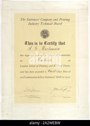 Certificato - Macchina di prima classe, Pass rilasciato a AG Maclaurin, 1923, certificato rilasciato a AG Maclaurin dall'Cartolai' Azienda e settore di stampa Scheda Tecnica nel 1923. La certificazione che è stato insignito di una prima classe di pass per il suo 'Machine' corso. Archibald Gordon Maclaurin è nato nel 1904 in Westham Londra. Ha addestrato come una stampante e cercare lavoro in Australia come vi erano poche opportunità in Inghilterra; ha migrato su 'Jervis Bay' nel 1928. Prima Foto Stock