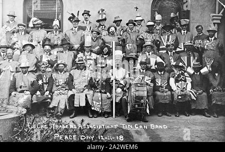 Negativo - Giornata della Pace, Colac, Victoria, Nov 1918, un gruppo in costume e molti in faccia nera, formando il " stagno può Band' e la celebrazione della Giornata della Pace (il giorno dell'Armistizio Foto Stock