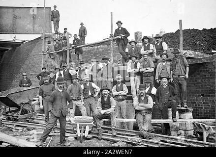 Negativo - Bairnsdale, Victoria, circa 1910, operai alla costruzione del Bairnsdale ponte ferroviario Foto Stock