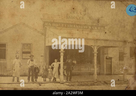 Fotografia digitale - Il proprietario, Staff & famiglia al di fuori J Kelly Saddlers & elettrico Maker, St Kilda, fine 1870, Seppia fotografia con John Kelly, tre del suo staff e tre dei suoi figli al di fuori del suo negozio J Kelly Saddlers & responsabili del cavo a 384 High Street St Kilda, in circa alla fine del 1870. John Kelly è venuto in Australia da Irlanda con i suoi fratelli Pietro e Michael, e suor Elizabeth nel 1864. Dopo tre anni egli ha stabilito il suo selleria business in St Kilda. Questo business locali è stato Foto Stock