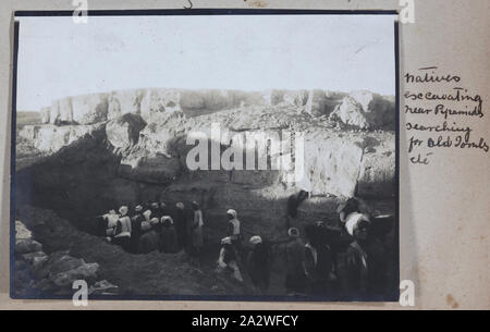 Fotografia - 'nativi scava vicino Piramidi','Egitto,capitano Edward Albert McKenna, guerra mondiale I, 1914-1915, uno di 139 fotografie in un album dalla prima guerra mondiale sono state probabilmente preso dal capitano Edward Albert McKenna. Le fotografie includono il 7° Battaglione della formazione in campo Mena, Egitto e visite turistiche. Immagine raffigurante alcuni egiziani scava vicino alle piramidi. Secondo la didascalia sono alla ricerca per 'antiche tombe ecc' saccheggi da antiche tombe egizie è una prassi costante Foto Stock