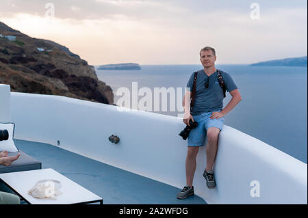 Fotografo traveler prende foto e della caldera di Santorini isola nel mare Egeo, Grecia Foto Stock