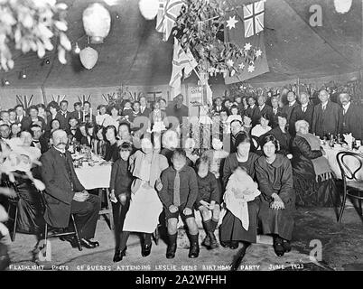 Negativo - Ballarat, Victoria, Giu 1923, gli ospiti in una grande festa di compleanno tenutasi in un rettangolo di selezione Foto Stock