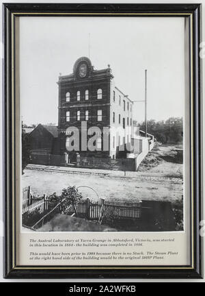 Fotografia - Baker & Rouse Pty Ltd, Austral laboratorio a Yarra Grange, Abbotsford, Victoria, circa 1890, bianco e nero, lastra di vetro negativo dell'esterno del laboratorio australe nella Yarra Grange, Abbotsford, circa 1890 visto da di fronte alla strada. Questo edificio fu parte dell'Austral Plate Company lastra fotografica sito di fabbrica. Thomas Baker, un chimico farmaceutico, stabilito questo business sulla sua proprietà residenziali, Yarra Grange nel 1884. Nel 1894, sotto il nome di partenariato Baker Foto Stock