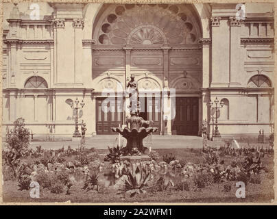 Fotografia - Fontana francese, orientale e il piazzale antistante, Exhibition Building, 1880-1881, visualizzare del testo originale francese Fontana nel piazzale orientale della mostra gli edifici, giardini Carlton, tra il 1 ottobre 1880 e 30 aprile 1881. Anche se non è chiaro quando la fontana è stato rimosso, le fotografie che mostrano il piazzale orientale nei primi anni del ventesimo secolo già rivelare che la fontana era stato sostituito dal design attuale, fabbricato da Antoine Durenne. Questo è uno dei Foto Stock