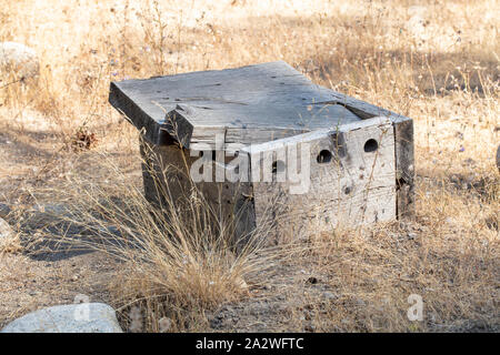 In legno antico casella abbandonati sulla strada sterrata Foto Stock