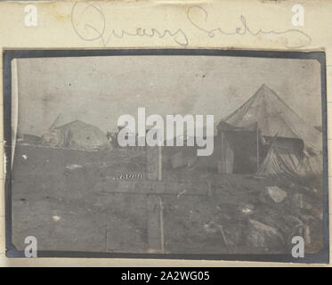 Fotografia - Tomba a Cava schierata, Somme, Francia, sergente John Lord, guerra mondiale I, 1916, uno di 185 fotografie in bianco e nero in un album, adottate in Francia durante la Prima Guerra Mondiale dal sergente John Lord. Alcune pagine sono vuote. Le fotografie in album illustrano i campi dell'esercito, ospedali, trincee, inizio serbatoi, paesaggi, cimiteri e tombe e gruppi di posti militari australiani. I luoghi Signore cita nel suo le didascalie sono La Boiselle, schierandosi di cava, Pozieres, Albert, Bapaume Foto Stock