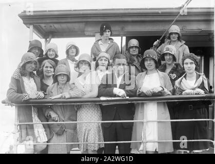 Vetro negativo - Gruppo sul balcone, circa trenta in bianco e nero, metà piastra negativa con un gruppo di uomini e donne soprattutto in piedi su un balcone. Questi sono forse i membri dell'ordine indipendente dei Rekabiti, come ci sono altre foto in questo gruppo con i membri Rechabite e un uomo indossa una piccola spilla simile a quelli osservati in altre fotografie Rechabite. La provenienza di questa immagine non è chiara, ma è venuto da Kodak Foto Stock