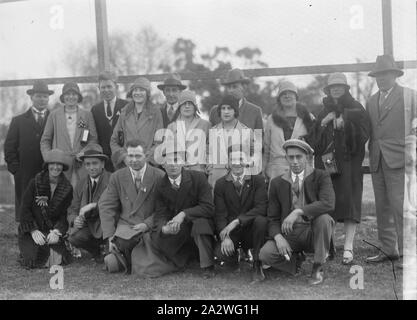 Negativo di vetro - Ritratto di gruppo, circa 1930, una in bianco e nero, metà piastra negativa con un ritratto di gruppo di diciassette persone (7 donne e 10 uomini). Essi sono in posa di quattro righe al di fuori, davanti a una catena di alto recinto di filo.La provenienza di questa immagine non è chiara, ma è venuto da Kodak museo aziendale a Coburg. raccolta di materiali promozionali, fotografie e vita lavorativa artefatti Foto Stock