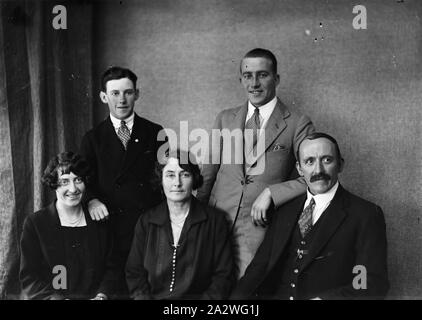 Negativo di vetro - Ritratto di gruppo, circa 1930, una in bianco e nero, metà piastra negativa con un ritratto di gruppo di 3 uomini e 2 donne in un studio.La provenienza di questa immagine non è chiara, ma è venuto da Kodak museo aziendale a Coburg. raccolta di materiali promozionali, fotografie e vita lavorativa degli artefatti quando il Melbourne impianto di fabbricazione a Foto Stock