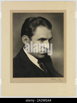 Fotografia, Henry Foote, 1939, incorniciato fotografia di Kodak manager Enrico Foote, presentato all'ex Managing Director Edgar Rouse nel 1939. Raccolta di materiali promozionali, fotografie e vita lavorativa degli artefatti quando il Melbourne impianto di fabbricazione a Coburg chiuso. fabbricato e distribuito una vasta gamma di fotografico Foto Stock