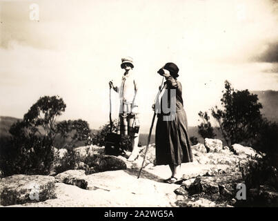 Fotografia - da Jack Walton, Grampians, Victoria, circa 1920s-1930s, due donne con bastoni da passeggio su Mt Vittoria Foto Stock