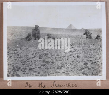 Fotografia - "nelle trincee','Egitto,capitano Edward Albert McKenna, guerra mondiale I, 1914-1915, uno di 139 fotografie in un album dalla prima guerra mondiale sono state probabilmente preso dal capitano Edward Albert McKenna. Le fotografie includono il 7° Battaglione della formazione in campo Mena, Egitto e visite turistiche. Immagine raffigurante i soldati di formazione per una guerra di trincea nel deserto egiziano Foto Stock