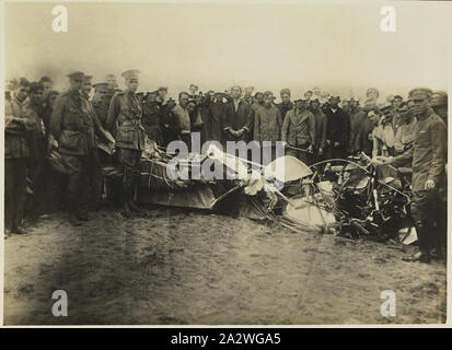 Fotografia - ispezione del relitto DAL BASILICO Watson fatale incidente aereo, punto Cook, Victoria, 28 Mar 1917, parte di una fotografia commemorative album prodotto da Sears' Studios, Melbourne, che documenta il lavoro di basilico Watson nella costruzione di un biplano presso la sua famiglia home " Foilacleugh' in Elsternwick, Victoria, durante il 1916, e le conseguenze del suo incidente fatale punto off cuocere il 28 marzo 1917. Biplano era basato sul design del Sopwith Pup Foto Stock