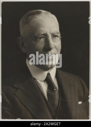 Fotografia - Giovanni ceneri, circa trenta-1950s, Giovanni ceneri del Commonwealth Bank of Australia Bank nota e sicurezza, Depatment Fitzroy, Melbourne. Ceneri supportato Archibald Gordon Maclaurin la migrazione all'Australia e aiutato nella sua ricerca di occupazione, e successivamente impiegati Archie se stesso. Archie è nato nel 1904 in Westham Londra. Ha addestrato come una stampante e cercare lavoro in Australia come vi erano poche opportunità in Inghilterra; ha migrato su Foto Stock